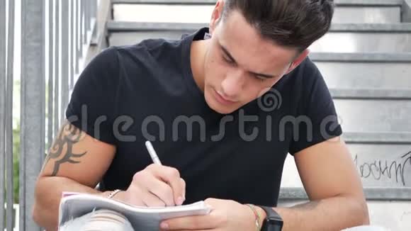 年轻人用钢笔在纸视频的预览图