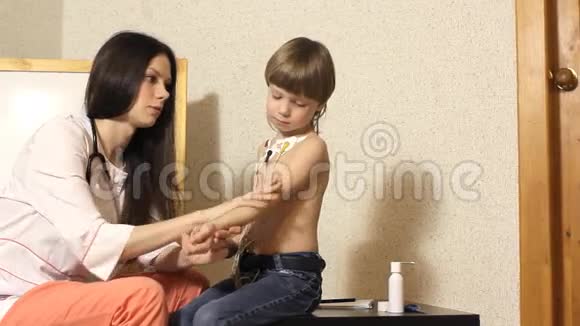 女心脏病医生接待并检查男孩视频的预览图