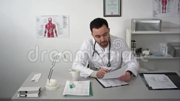 医生在医务室的摄像机里解释视频的预览图