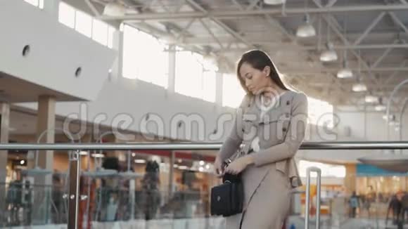 一位年轻的青少年旅游妇女使用她的智能手机设备和微笑访问城市购物的肖像商务视频的预览图