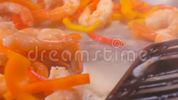 胡椒虾和铲子混合在一起视频的预览图