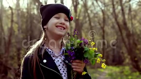 美丽的小女孩在阳光明媚的日子里享受大自然可爱的孩子在森林里玩耍和远足早春的花视频的预览图