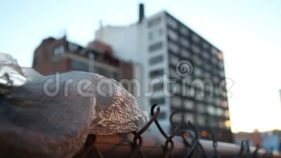 肮脏的塑料袋围栏废弃工厂视频的预览图