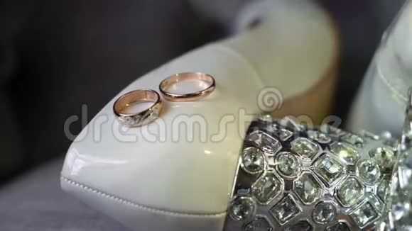 两个结婚戒指和新娘鞋视频的预览图
