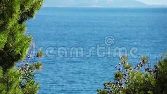 在亚得里亚海深蓝的海浪中航行视频的预览图