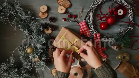 自上而下的计划与装饰完全可见的桌子女性双手将圣诞礼物包裹在视频的预览图