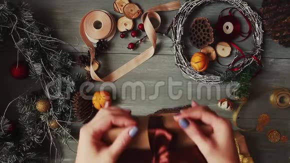 自上而下的计划与装饰完全可见的桌子女性双手将圣诞礼物包裹在视频的预览图
