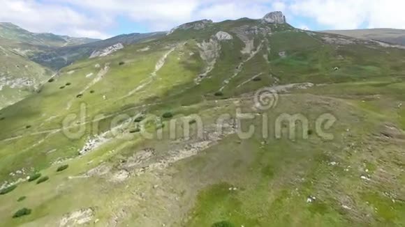 罗马尼亚布塞吉高原的鸟瞰图视频的预览图