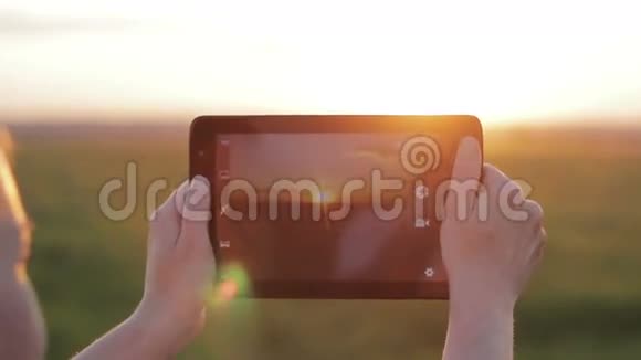 年轻女人把太阳带到你的智能手机上视频的预览图