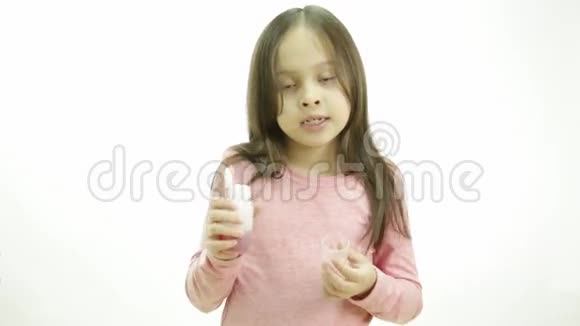 年轻女孩吃药视频的预览图
