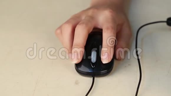 手使用电脑鼠标视频的预览图