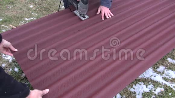 工人切割电锯屋顶瓦楞纸视频的预览图