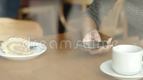 在咖啡厅早餐时女人用手机发短信视频的预览图
