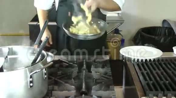 男厨师准备美味的食物视频的预览图