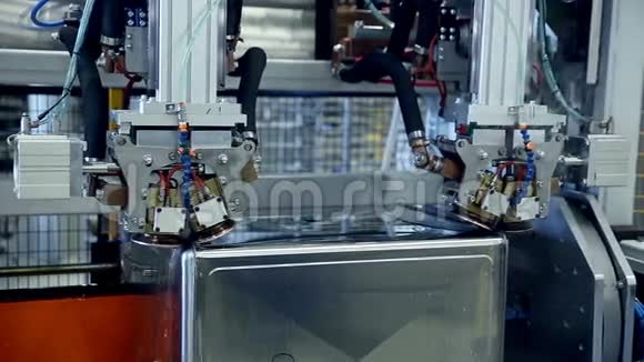 激光等离子机器人焊机与金属一起工作视频的预览图