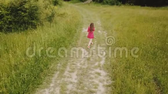 女孩走在土路上视频的预览图