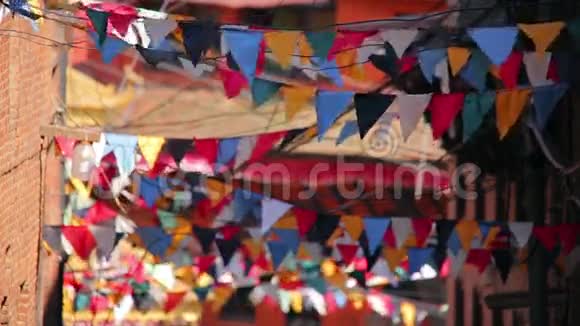 尼泊尔加德满都街道上的祈祷旗视频的预览图