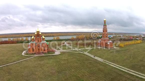 四架直升机在秋天拆除了美丽的东正教大教堂视频的预览图