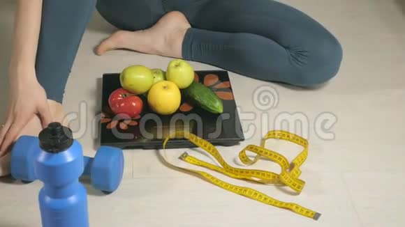 健身成熟的女人用哑铃锻炼健康生活方式视频的预览图