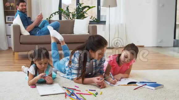 母亲带着小女儿在家画画视频的预览图