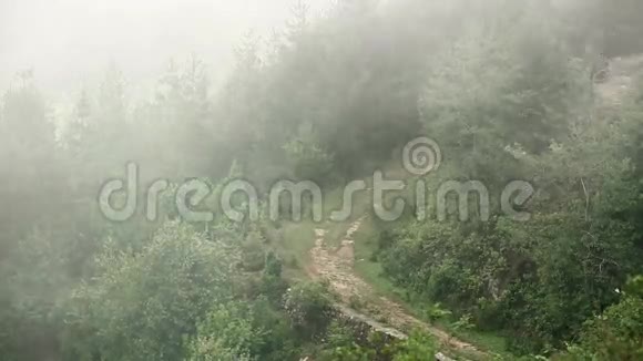 在喜马拉雅山人们在雾中骑摩托车视频的预览图