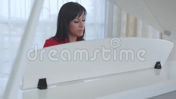 弹钢琴的女人视频的预览图