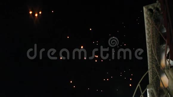 在洛伊克拉通节日期间发射火灯视频的预览图