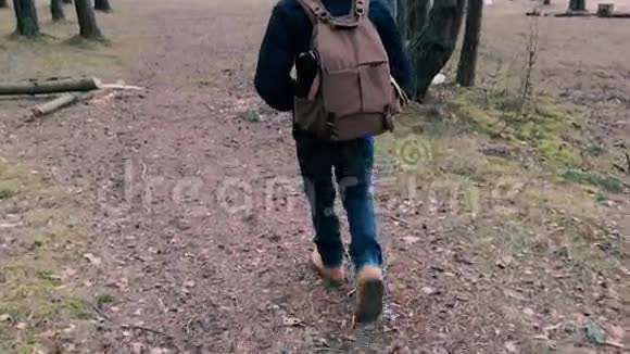 摄像机追逐着那个人当他带着背包在森林里散步时他就走了视频的预览图
