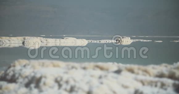 以色列死海河岸盐矿的追踪视频的预览图