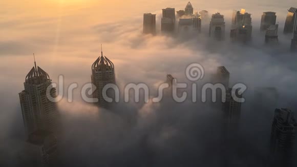 迪拜罕见的冬季晨雾视频的预览图