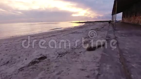 空中拍摄日落时美丽的白色海滩美丽的云彩和平静的大海用无人机拍摄视频的预览图