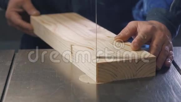 一个人用台锯砍柴打磨现代家具厂视频的预览图