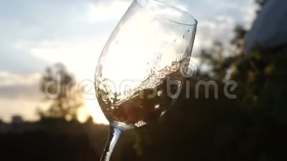 一杯带有浆果的香槟的慢动作录像视频的预览图