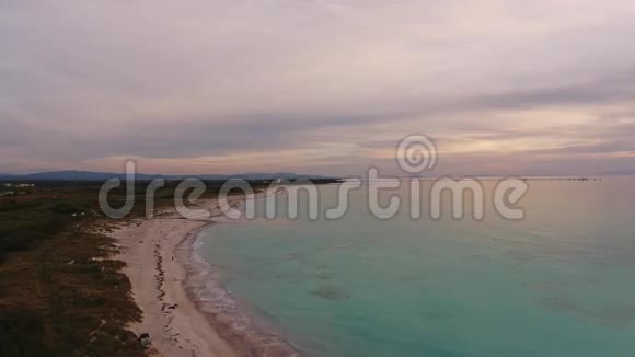 空中拍摄日落时美丽的白色海滩美丽的云彩和平静的大海用无人机拍摄视频的预览图
