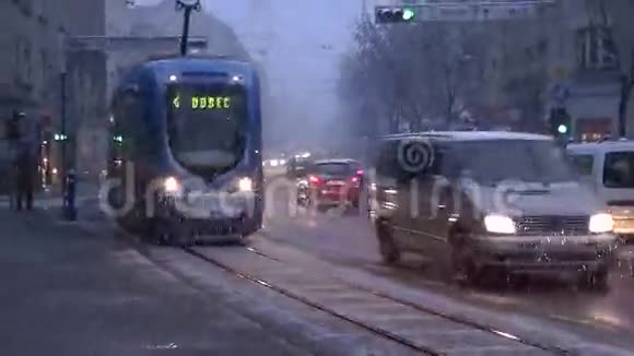 TMK2200型低地板有轨电车在萨格勒布2的雪中行驶视频的预览图