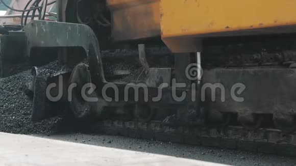 2018年8月19中国苏州公路施工时路面机铺新沥青视频的预览图