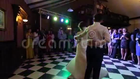新郎新娘在婚礼上跳舞视频的预览图