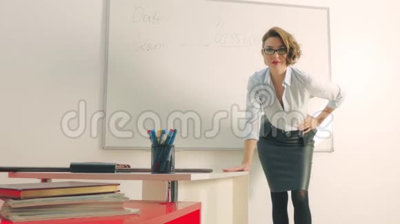 教室或公司办公室的老师视频的预览图