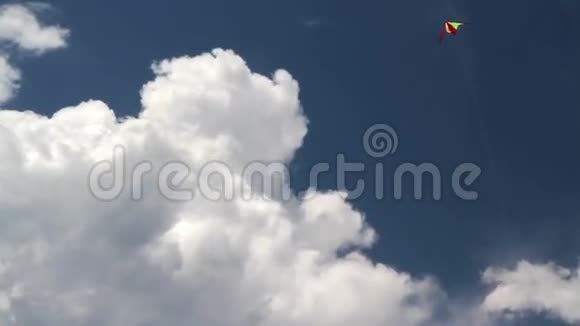 云中亮白的风筝视频的预览图