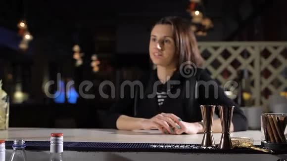 酒保给那位漂亮的黑发女人放了一杯独家鸡尾酒酒吧里的幽默和笑声视频的预览图