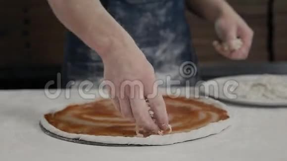 木制桌子上的生披萨配料厨师为送外卖烹饪披萨视频的预览图