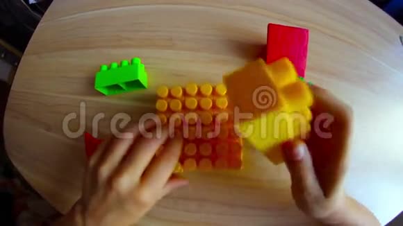 坐在彩色积木里玩的小男孩视频的预览图