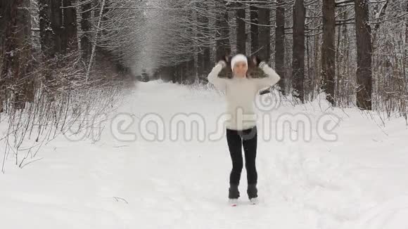 年轻女子在冬天做伸展运动视频的预览图