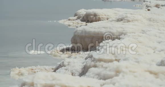以色列死海河岸盐矿的追踪视频的预览图