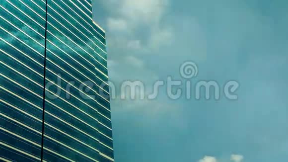 玻璃摩天大楼太阳和云层反射时间视频的预览图