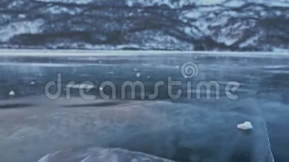 浮冰在令人惊叹的山景背景下在冰上旋转慢动作相机在移动视频的预览图