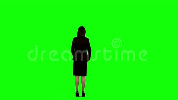 女商人在绿色屏幕上跳跃视频的预览图
