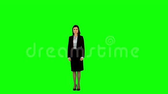 女商人在绿色屏幕上跳跃视频的预览图