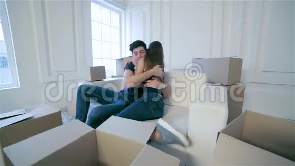 恋爱中的情侣喜欢一套新公寓视频的预览图