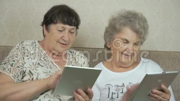 老奶奶手里拿着银色数码片视频的预览图